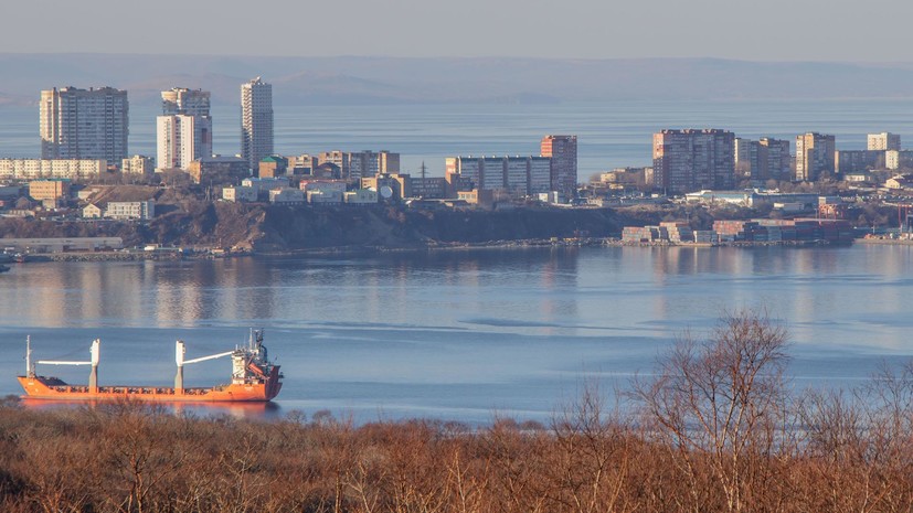 Пассажирская баржа села на мель у берегов Владивостока