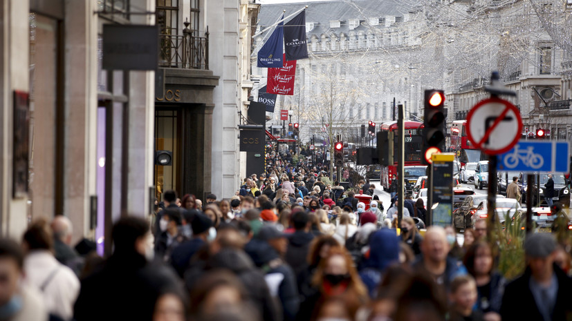 В Британии заявили, что не будут вводить новые ограничения из-за омикрон-штамма