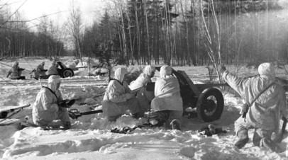 Битва за Москву, декабрь 1941 года. Артиллерийские расчёты ведут бой в подмосковном лесу