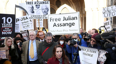 Акция за освобождение Джулиана Ассанжа у здания лондонского суда и невеста разоблачителя Стелла Моррис, 10 декабря