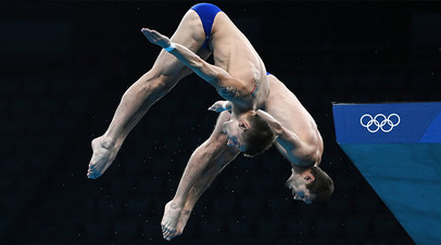 Россияне Александр Бондарь и Виктор Минибаев на соревнованиях по синхронным прыжкам с 10-метровой вышки на Олимпийских играх в Токио