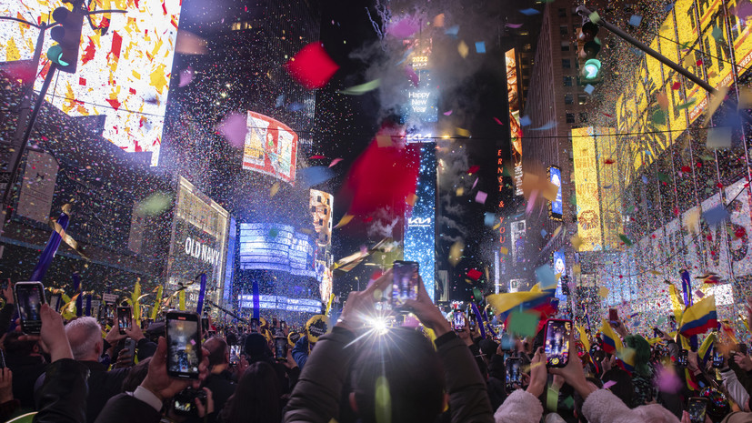 Тысячи людей встретили Новый год на Таймс-сквер в Нью-Йорке