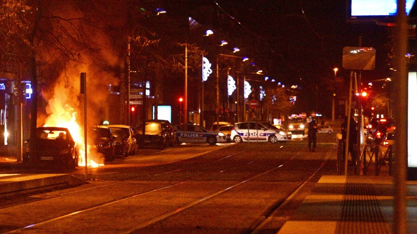 Во Франции в новогоднюю ночь хулиганы сожгли более 870 автомобилей