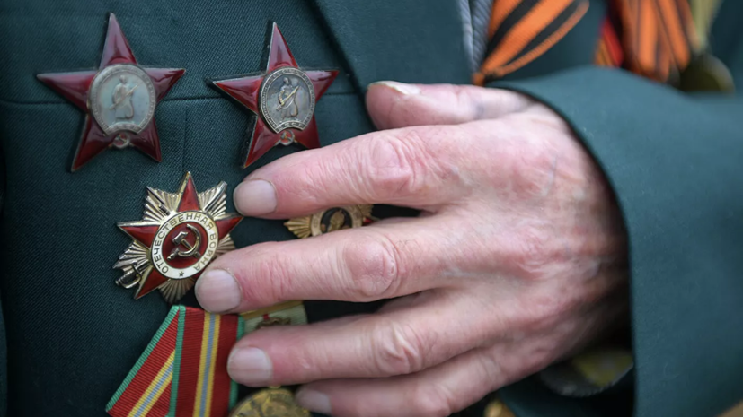 В Подмосковье десантники поздравили 95-летнего ветерана с Новым годом