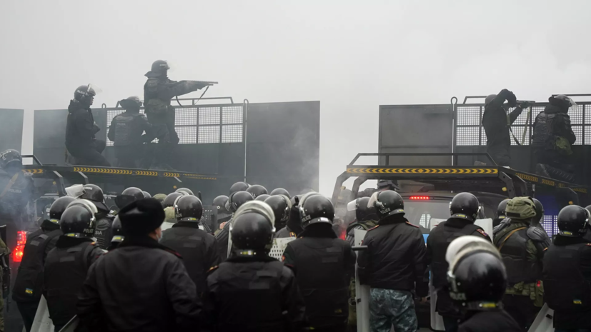В Алма-Ате митингующие предприняли попытку штурма мэрии города