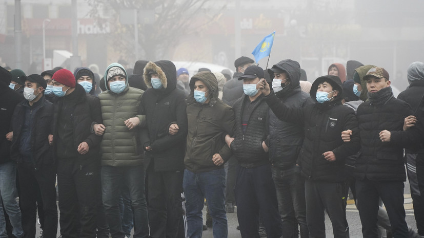 Ещё в одном городе Казахстана протестующие собрались у здания администрации