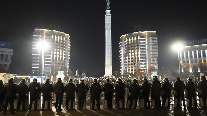 На всей территории Казахстана ввели режим чрезвычайного положения