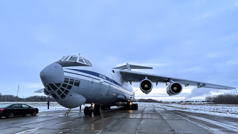Девять российских Ил-76 с миротворцами и техникой произвели посадку на аэродроме Алма-Аты