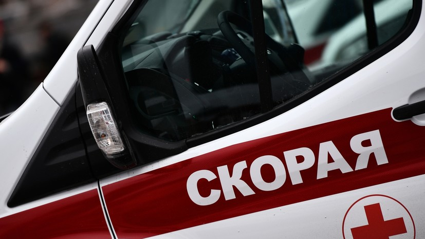 Один человек погиб при наезде автомобиля на остановку в Челябинске