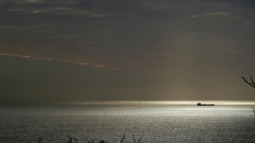 Российское судно не может покинуть акваторию Батуми из-за шторма