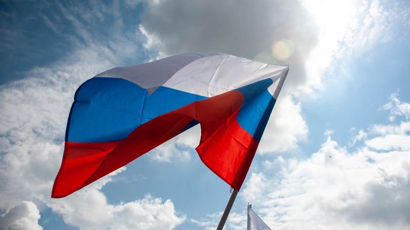 Песков: вынужденная жить под санкциями Запада Россия сама развивает свою экономику