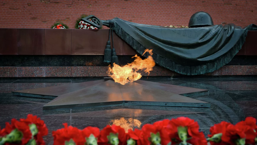 Глава МИД ФРГ Бербок возложила венок к Могиле Неизвестного Солдата в Москве