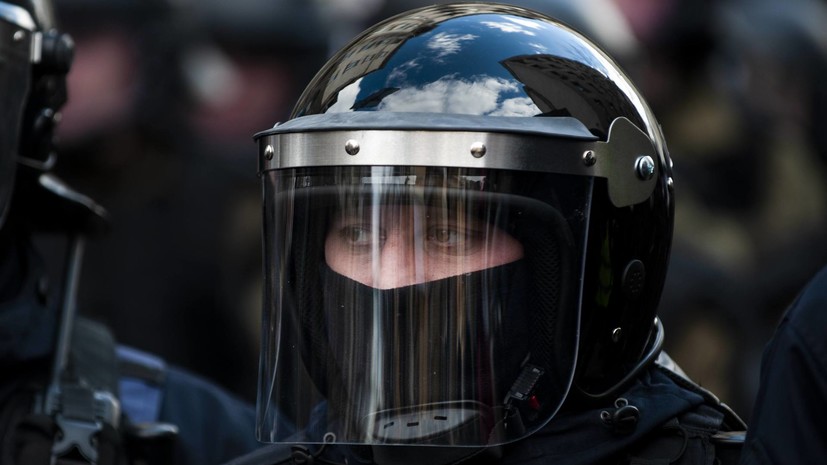 Полиция Киева применила слезоточивый газ против сторонников Порошенко у здания суда