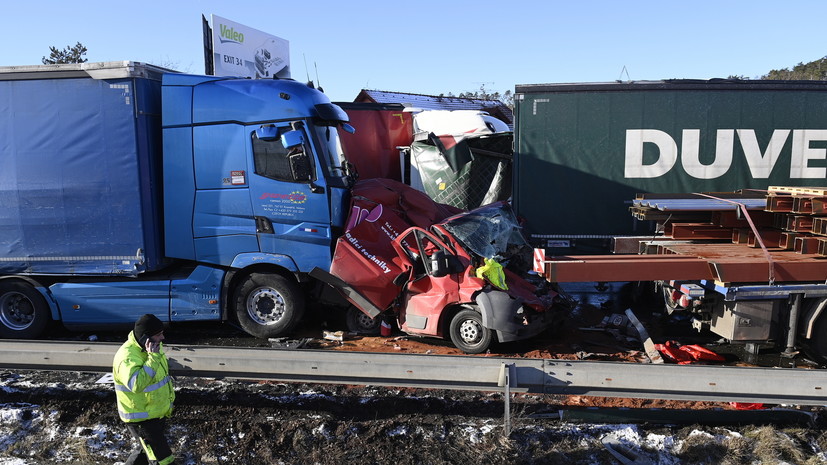 На трассе в Чехии столкнулись 22 легковых и 14 грузовых автомобилей