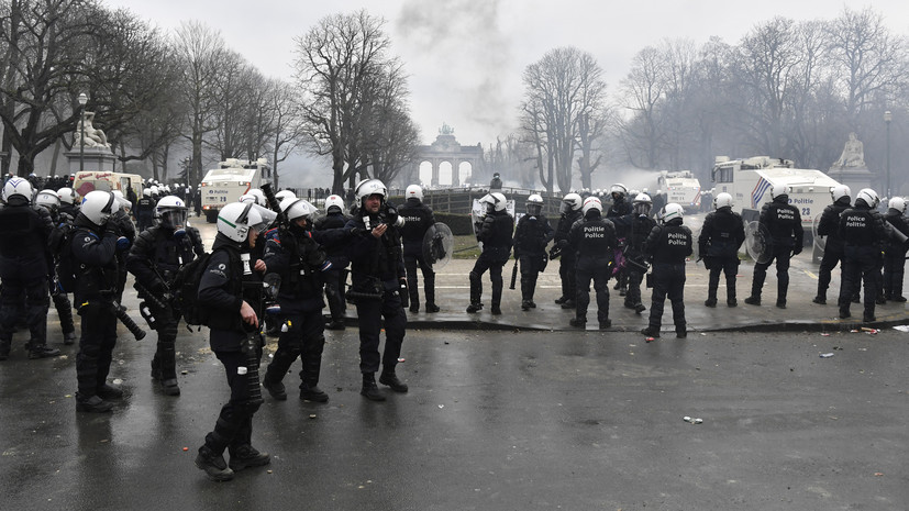 Полиция Брюсселя применила слезоточивый газ против участников протестной акции