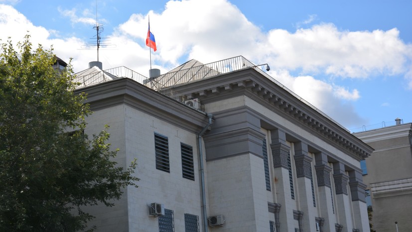 Представитель МИД Захарова: посольство России в Киеве работает в штатном режиме