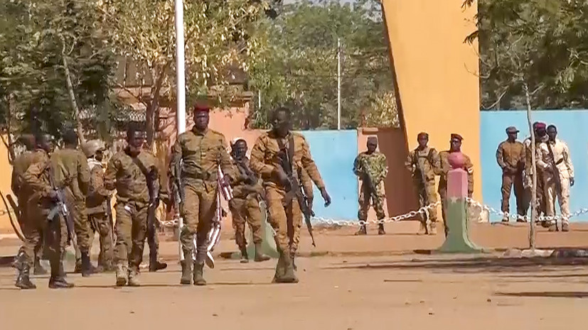 Военные в Буркина-Фасо объявили о роспуске правительства и отставке президента страны
