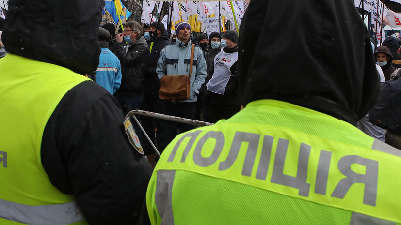 В Киеве у здания Рады произошли столкновения полиции и протестующих