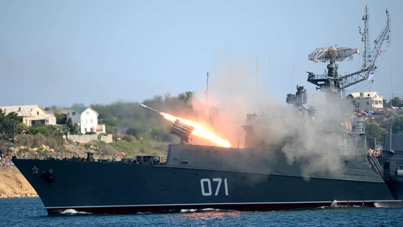 Малые противолодочные корабли ЧФ провели учения по ведению морского боя