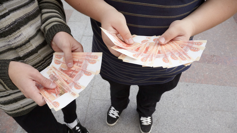 Более половины россиян заработали свои первые деньги будучи подростками