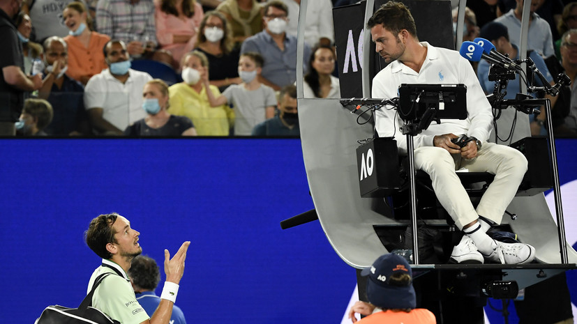 Медведев разозлился и обратился к судье по поводу коучинга Циципаса в полуфинале AO