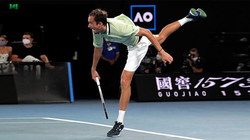 Превосходство на подаче и оскорбления в адрес судьи: как Медведев победил Циципаса и вышел в финал Australian Open