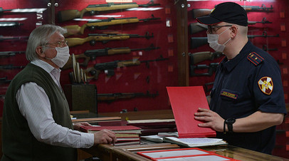 Сотрудник Росгвардии проводит проверку в оружейном магазине в Санкт-Петербурге