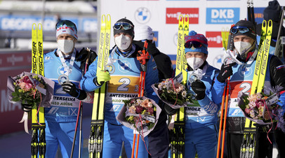 Сборная России с медалями после эстафеты на этапе КМ в Антерсельве