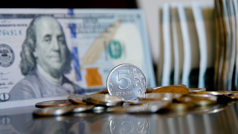 Курс доллара опустился ниже 77 рублей впервые с 24 января