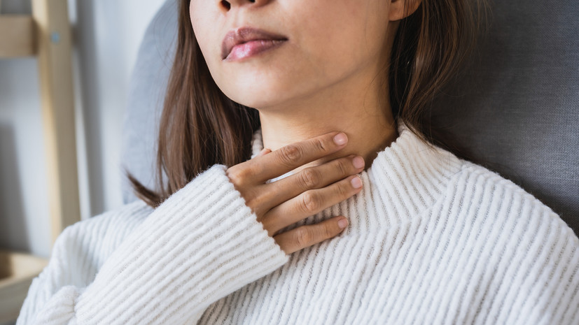 Отоларинголог Аветисян рассказал, что может означать ощущение кома в горле