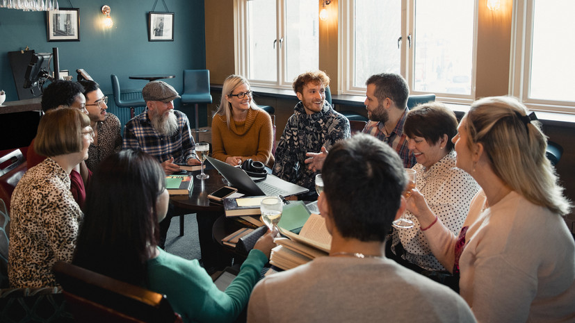 Опрос: россияне старше 45 лет чаще молодёжи посещают встречи выпускников