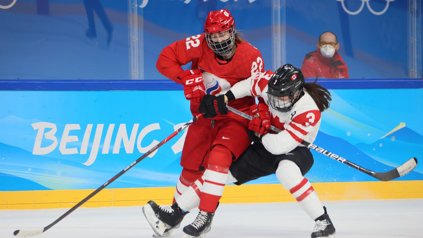 Хоккеистки сборной России и судьи вышли на третий период матча с Канадой без масок