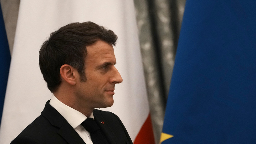 Макрон после переговоров с Путиным посетил Красную площадь