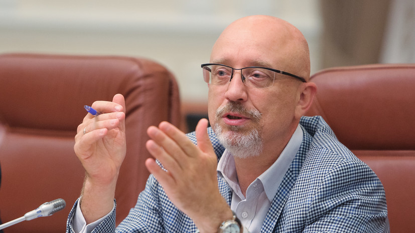 Глава Минобороны Украины Резников сообщил о поставках Британией Киеву касок и бронежилетов