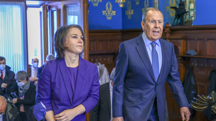 Лавров и глава МИД Германии Бербок обсудили провокации в Донбассе