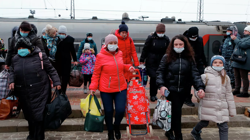 В МЧС отметили снижение потока переходящих границу с Россией беженцев из Донбасса