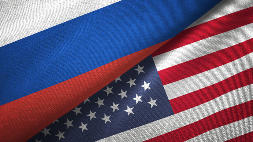 Российский и американский бойцы обменялись национальными флагами после поединка