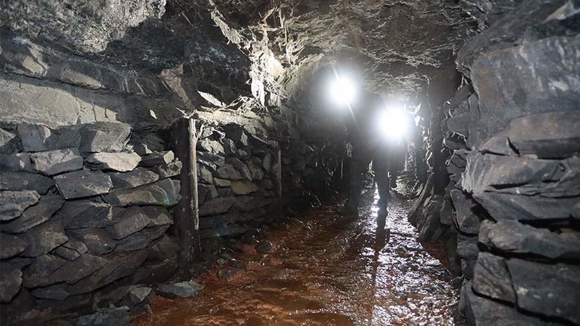 Заблокированным в шахте в Ростовской области горнякам передали еду