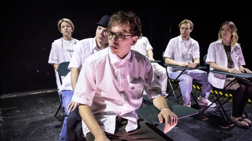 Нацистский режим внутри американской школы: каким получился спектакль по книге «Волна»