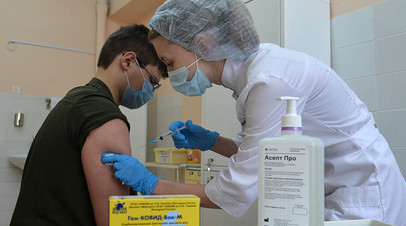Медицинская сестра проводит вакцинацию от COVID-19 учащегося школы №41 в челябинской городской детской поликлинике №8