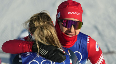 Наталья Непряева и Терезе Йохауг (спиной) после финиша в скиатлоне на XXIV зимних Олимпийских играх 2022