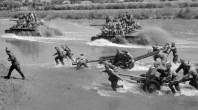Советские солдаты переправляют пушку ЗИС-3