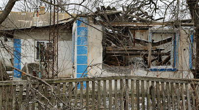 Один из домов посёлка Ясное в пригороде Докучаевска, пострадавший из-за обстрелов
