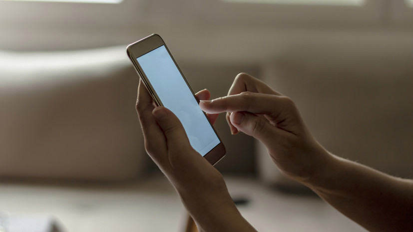 Врач Федина рассказала о возможных проблемах со здоровьем из-за частой работы со смартфоном