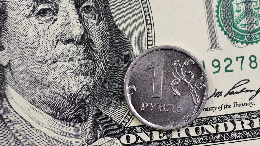 Курс доллара обновил исторический максимум на Мосбирже и превысил 121 рубль