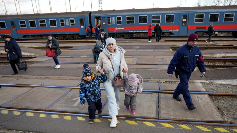 Глава МИД Венгрии Сийярто сообщил о прибытии более 200 тысяч беженцев с Украины