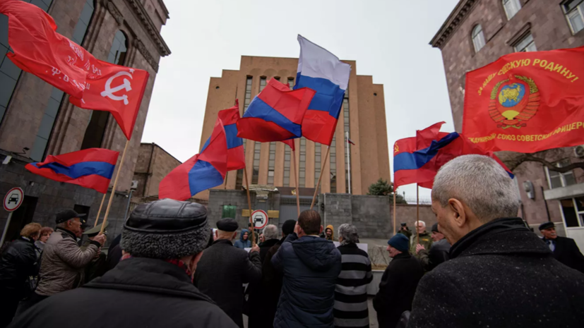 В Ереване проходит митинг в поддержку спецоперации России на Украине