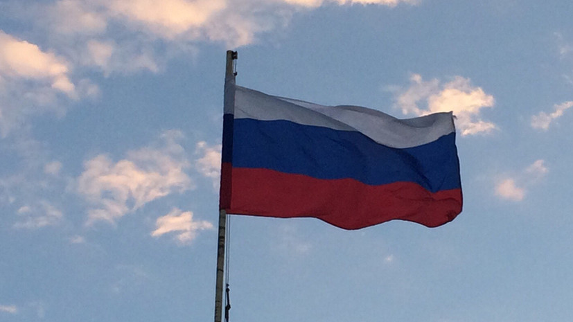 Неизвестные сорвали флаг со здания канцелярии посольства России в Эстонии