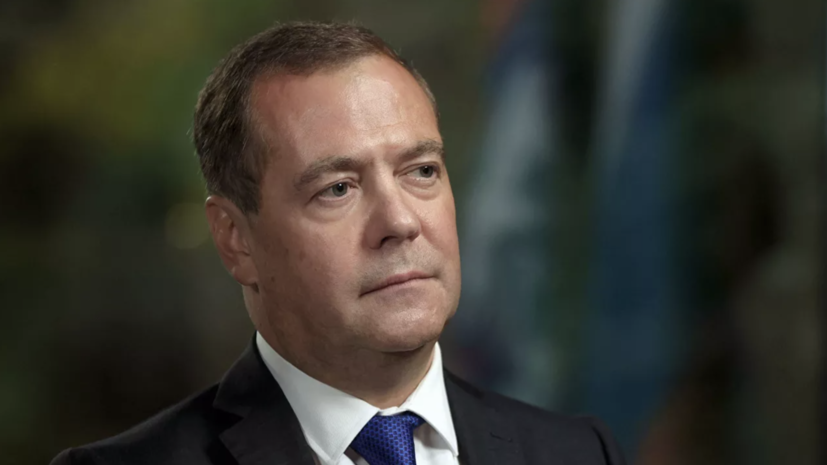 Медведев назвал деструктивным решение Польши о высылке российских дипломатов