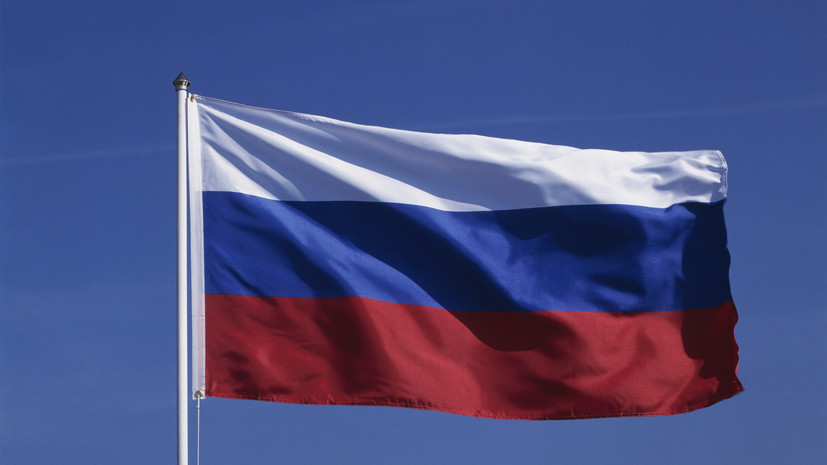 В Эстонии вандалы облили краской табличку у входа в посольство России